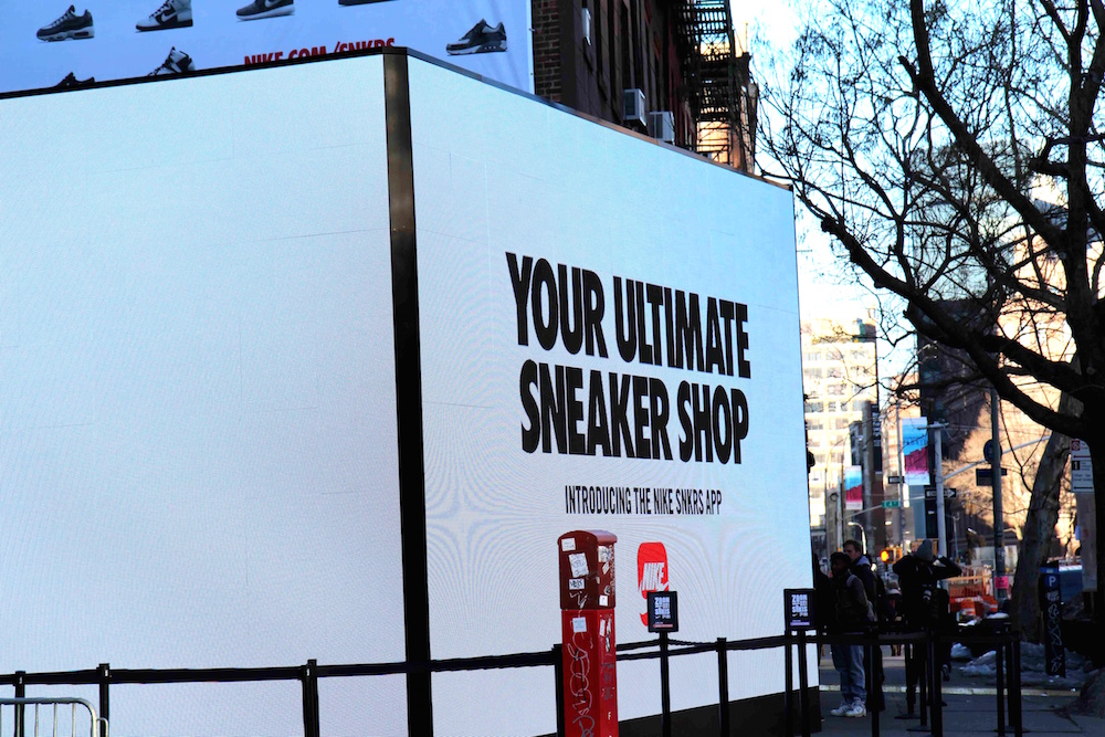 dans-ta-pub-nike-shoe-popup-retail-soho-snkrs-application-smartphone-1