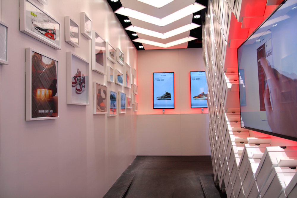 dans-ta-pub-nike-shoe-popup-retail-soho-snkrs-application-smartphone-2