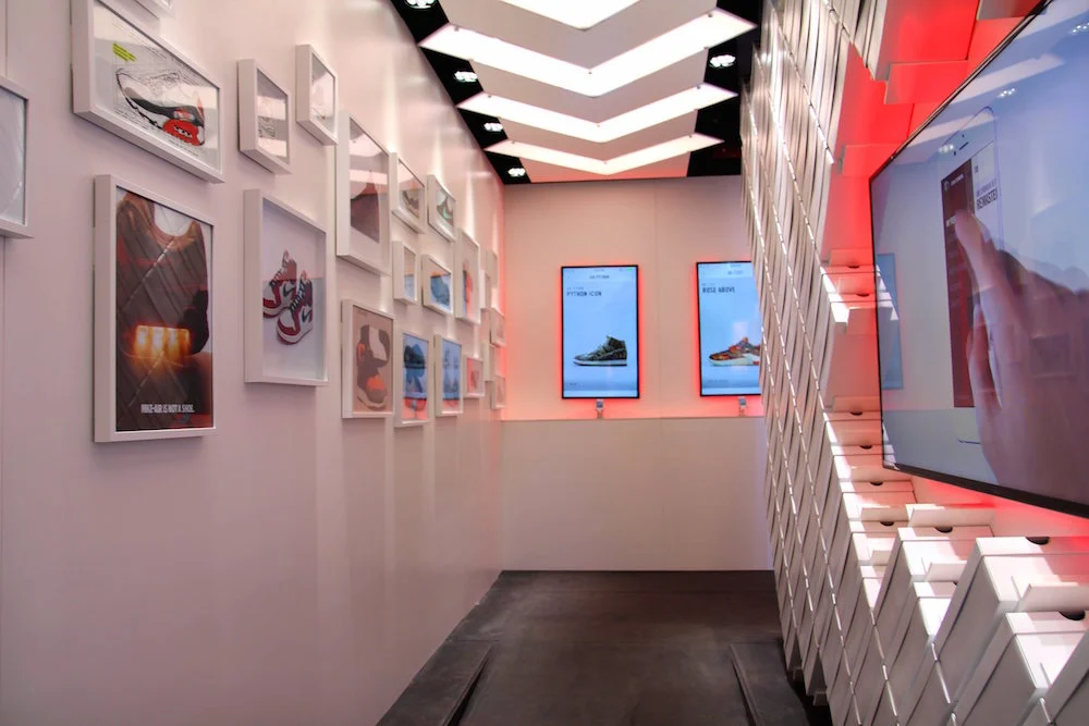 dans-ta-pub-nike-shoe-popup-retail-soho-snkrs-application-smartphone-2