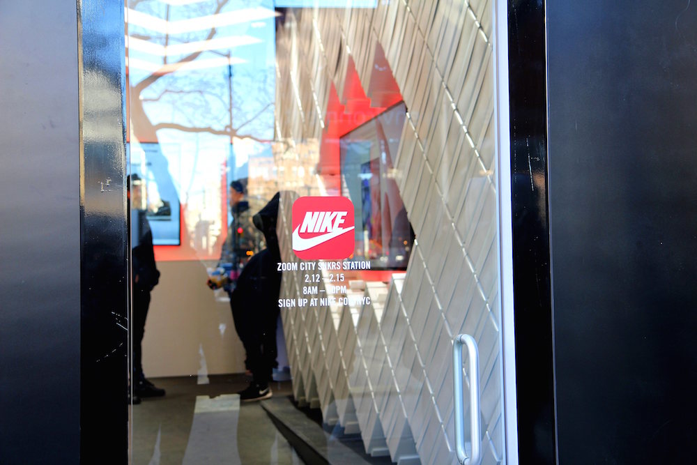 dans-ta-pub-nike-shoe-popup-retail-soho-snkrs-application-smartphone-3