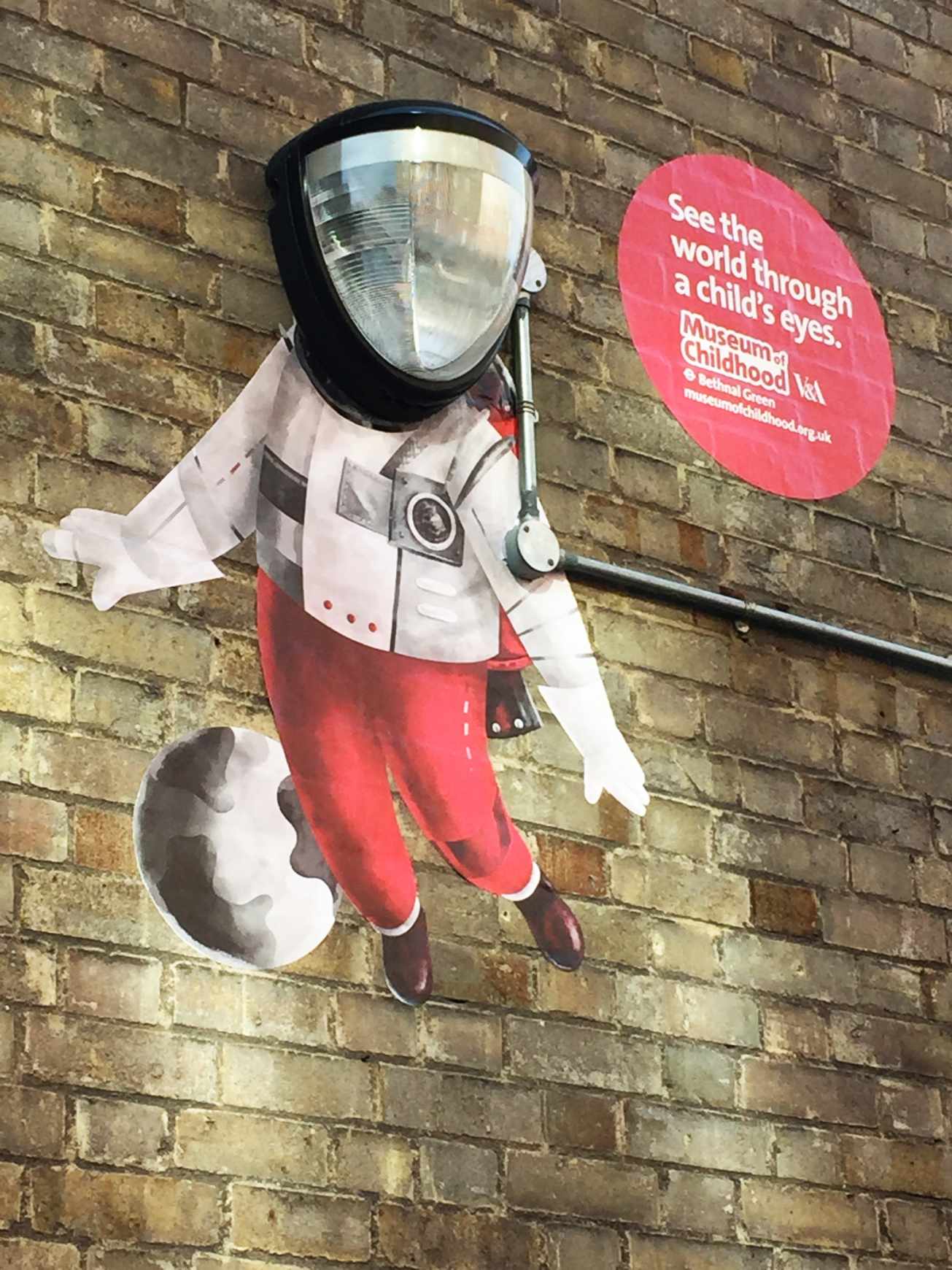 dans-ta-pub-museum-of-childhood-bbdo-UK-street-art-3