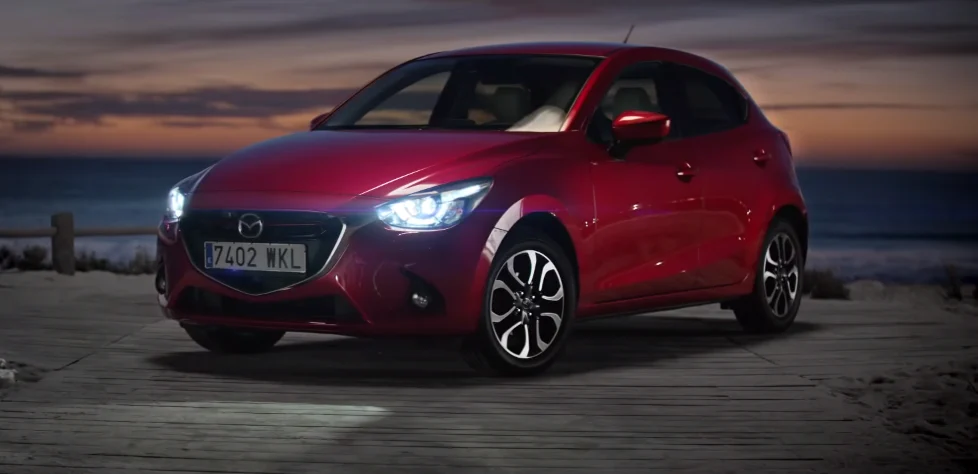 dans-ta-pub-nouvelle-mazda-2-challenge-the-night