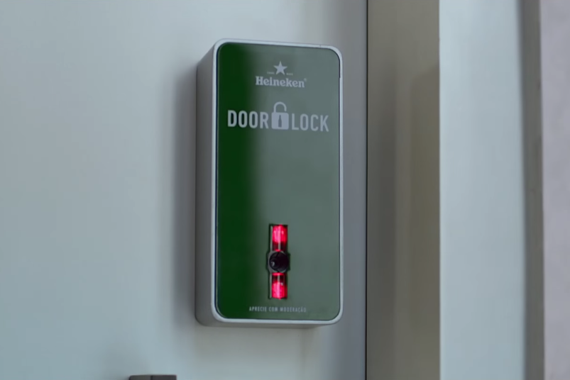 dans-ta-pub-door-lock-heineken-champion-league-football-bière-beer