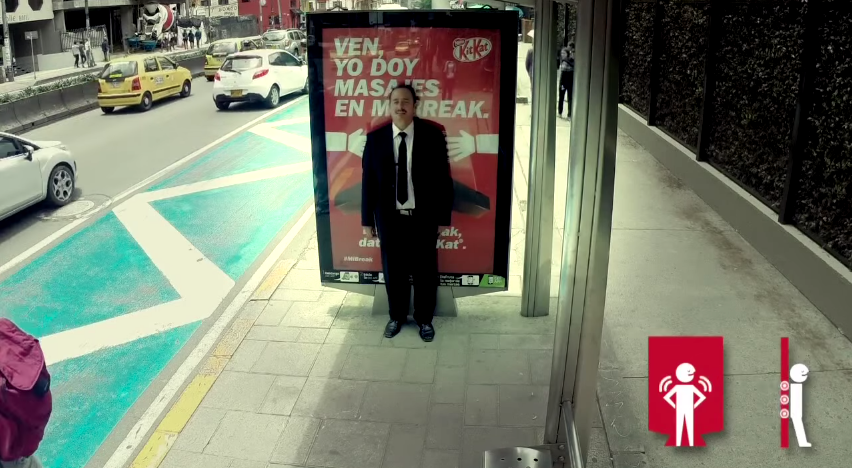 dans-ta-pub-kit-kat-affichage-billboard-massage-bogota-jcdecaux-jwt-colombia