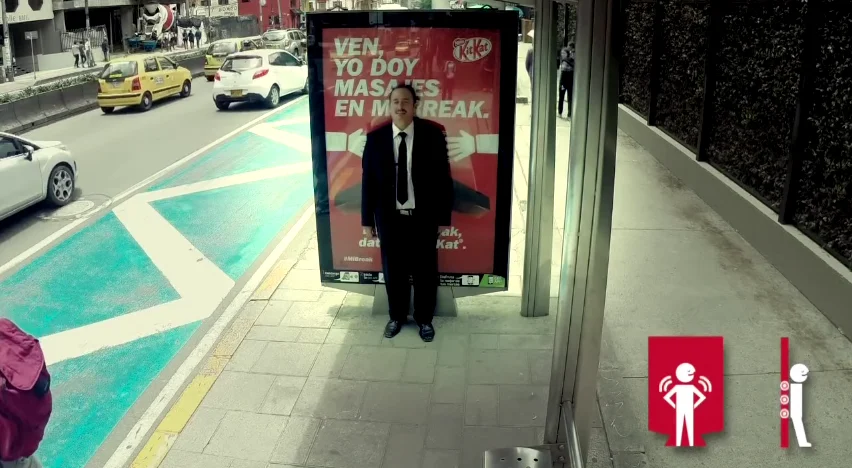 dans-ta-pub-kit-kat-affichage-billboard-massage-bogota-jcdecaux-jwt-colombia