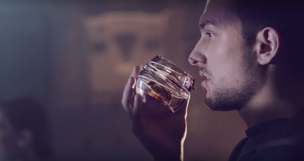 dans-ta-pub-ballantines-whisky-verre-space