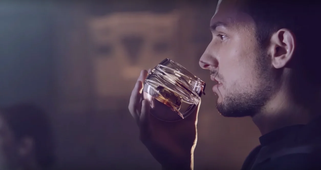 dans-ta-pub-ballantines-whisky-verre-space