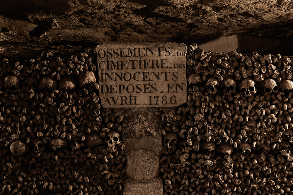dans-ta-pub-airbnb-catacombes-paris-halloween-13