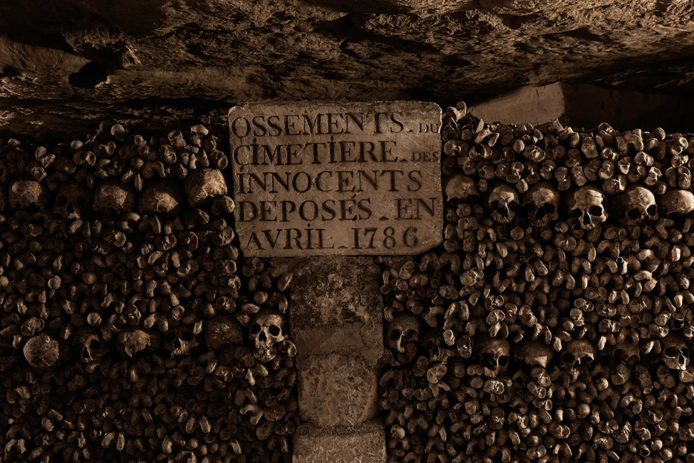 dans-ta-pub-airbnb-catacombes-paris-halloween-13