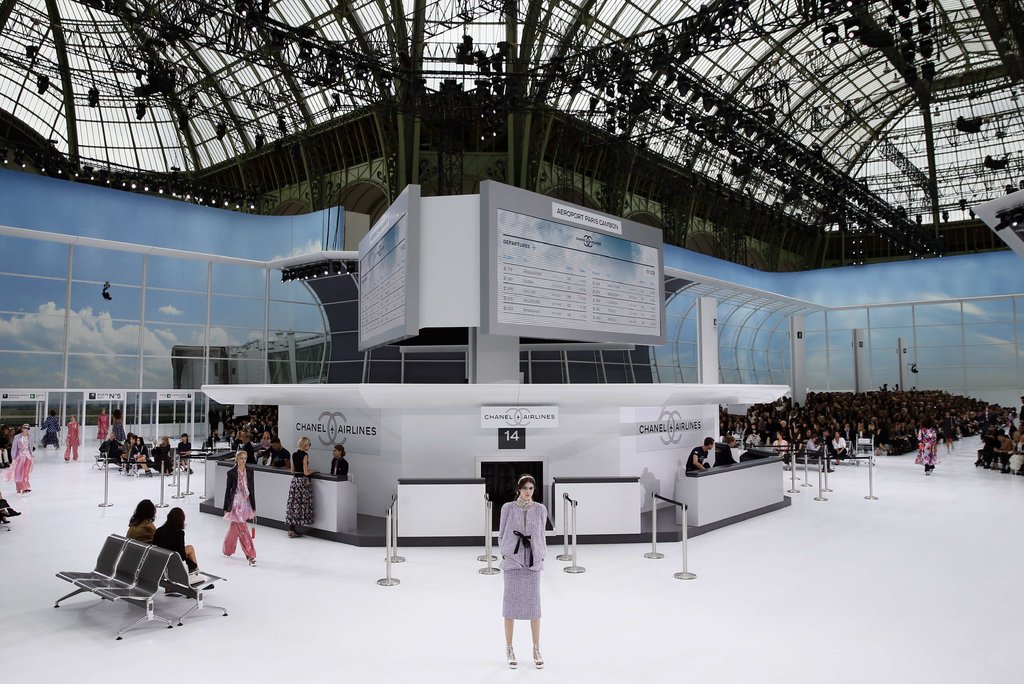 dans-ta-pub-chanel-airlines-paris-fashion-week-1