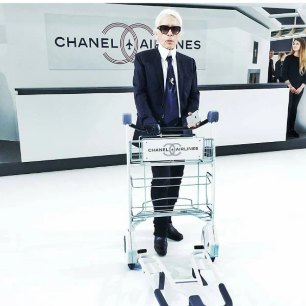 dans-ta-pub-chanel-airlines-paris-fashion-week-6