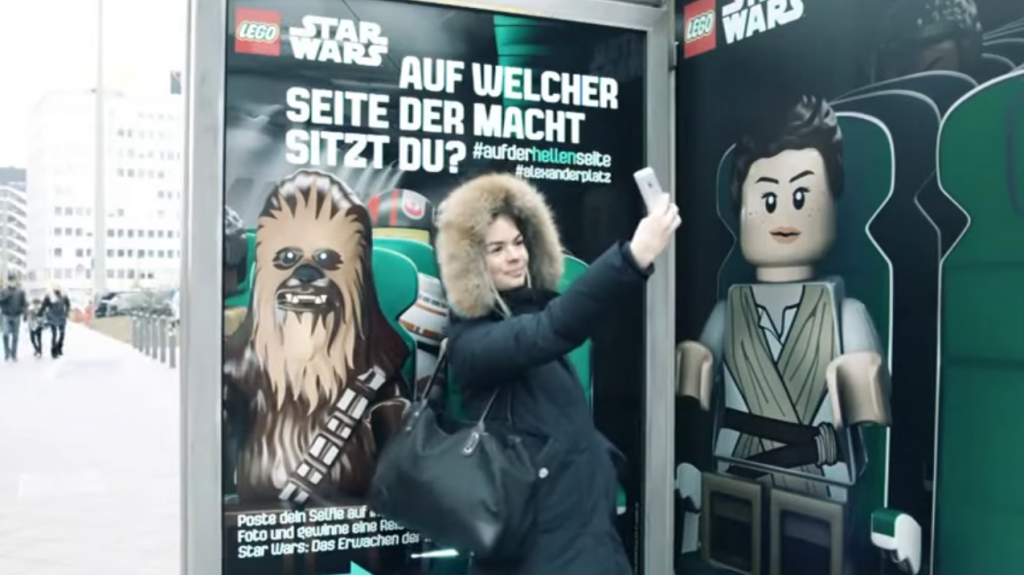 dans-ta-pub-lego-star-wars-berlin-jcdecaux-selfie-abribus