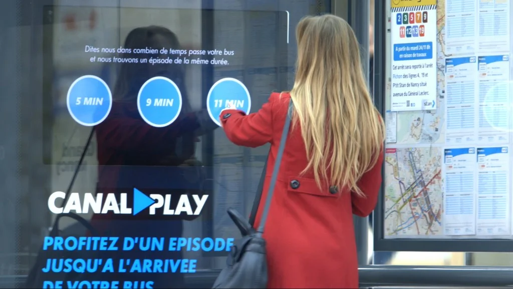 dans-ta-pub-canal-play-buzzman-abribus-ambient