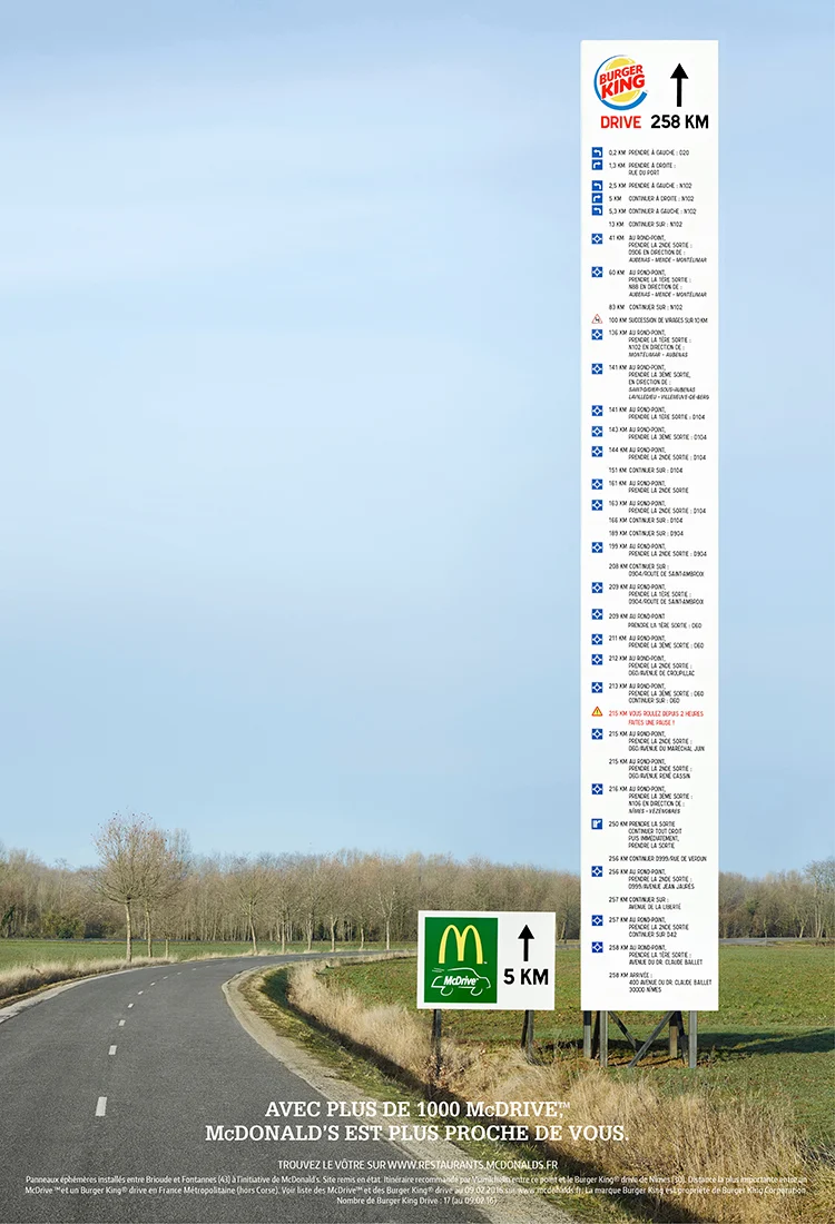dans-ta-pub-burgerking-mcdonalds-panneau-directionnel-mcdriveking-2