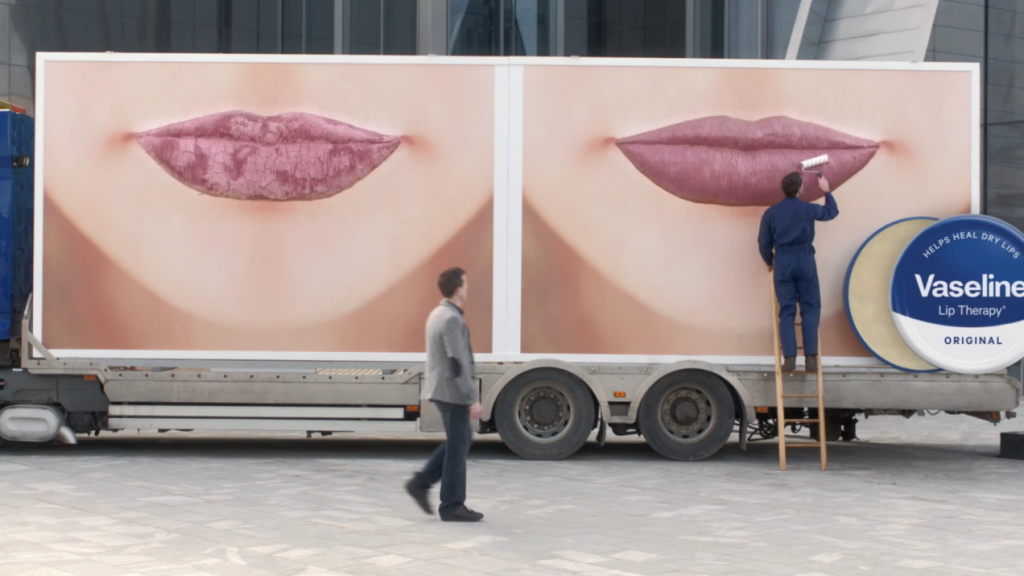 dans-ta-pub-vaseline-camion-affiche-ambient-levre-usa