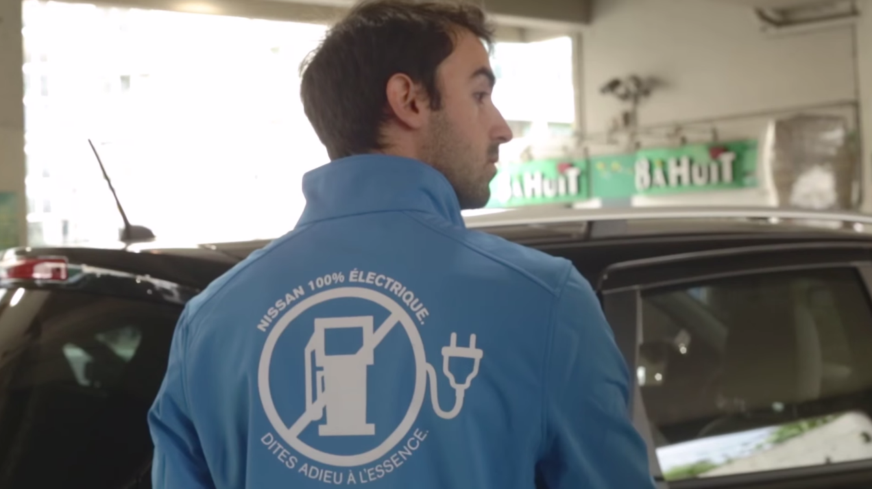 dans-ta-pub-nissan-leaf-penurie-essence-digitas-ambient-voiture-attente