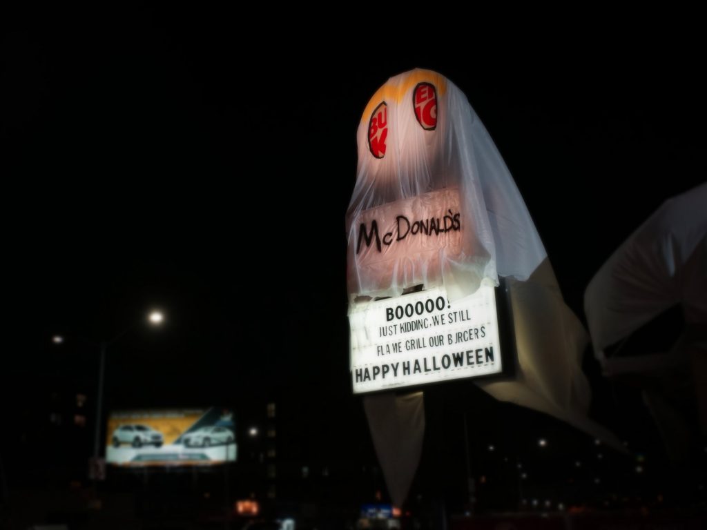 dans-ta-pub-burger-king-halloween-mcdonald-troll-ghost-2