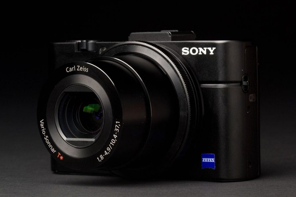 sony-cyber-shot-rx100-ii-right-side-zoom-angle-1486x991-1486x991
