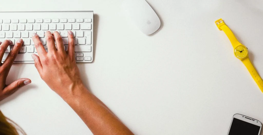apple-desk-keyboard
