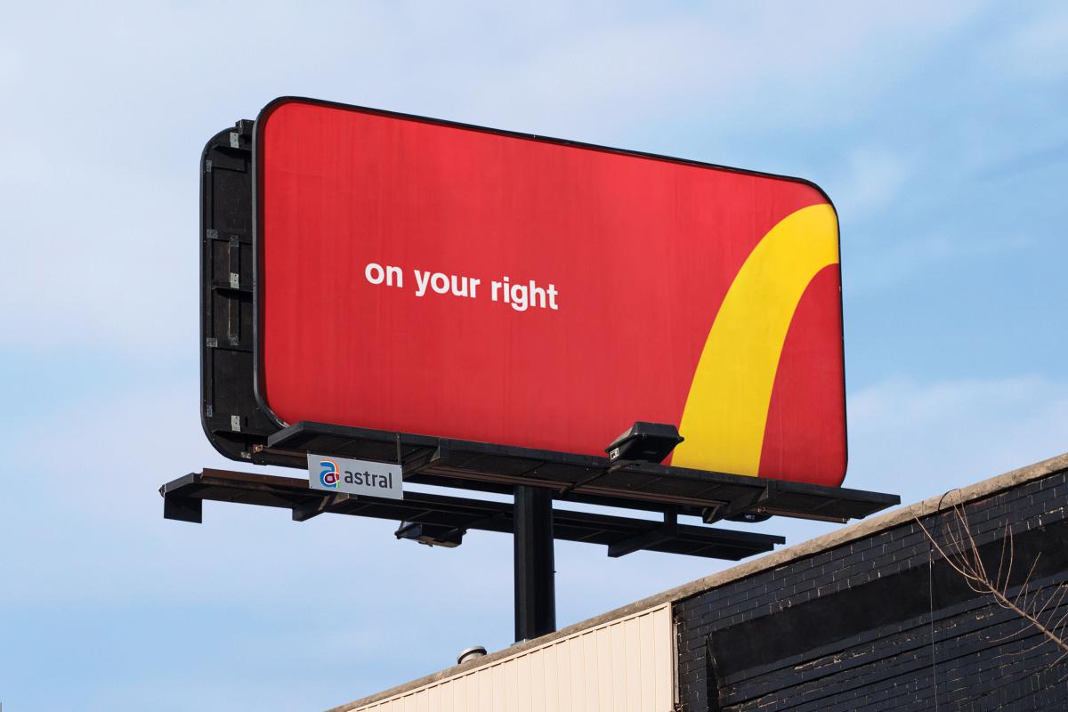 mcdonald-s-d-tourne-son-logo-en-panneau-de-signalisation-dans-ta-pub