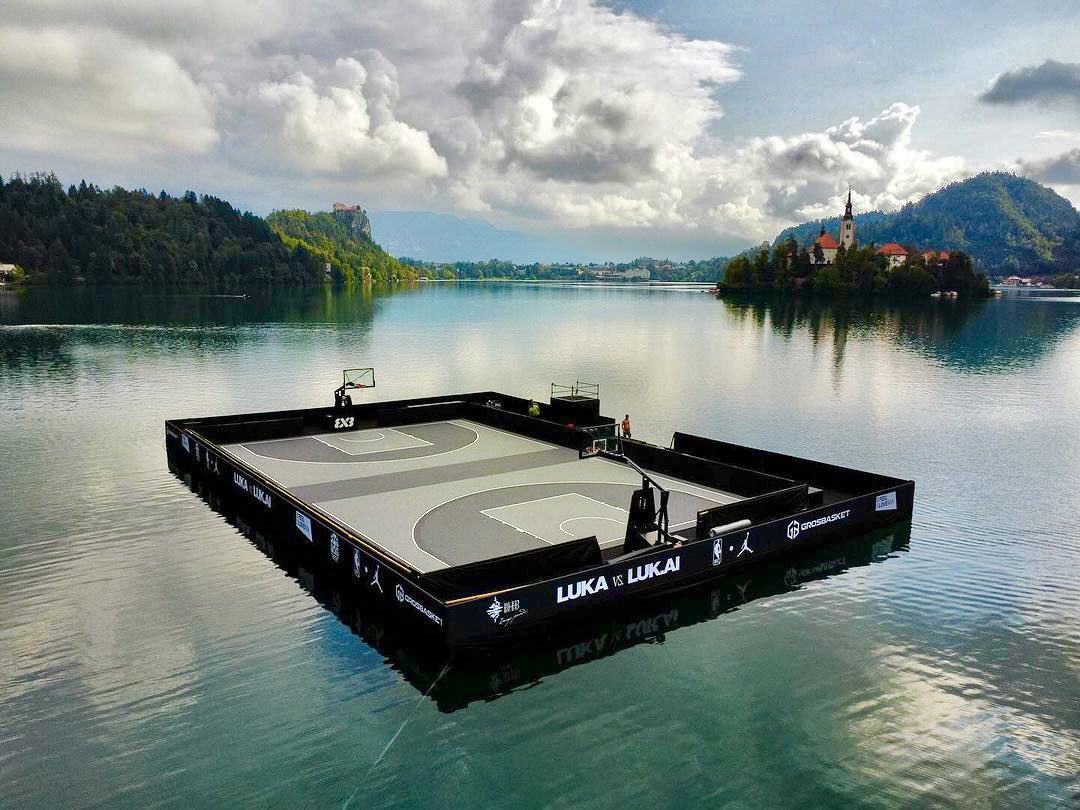 Nike crée un terrain de basket flottant pour inaugurer des nouvelles