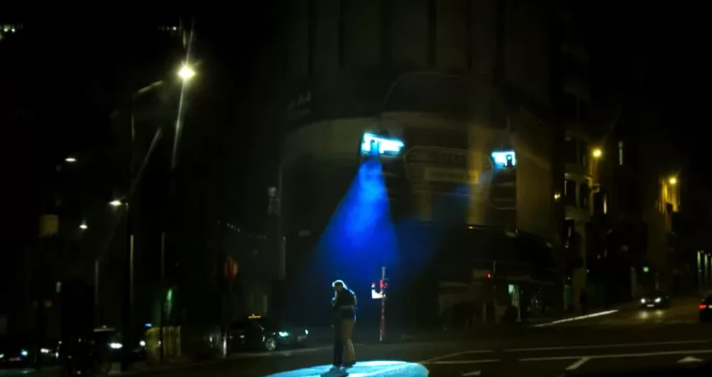 dans-ta-pub-audi-pedestrians-light-billboard-brussels