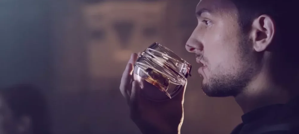 dans-ta-pub-ballantines-whisky-verre-space