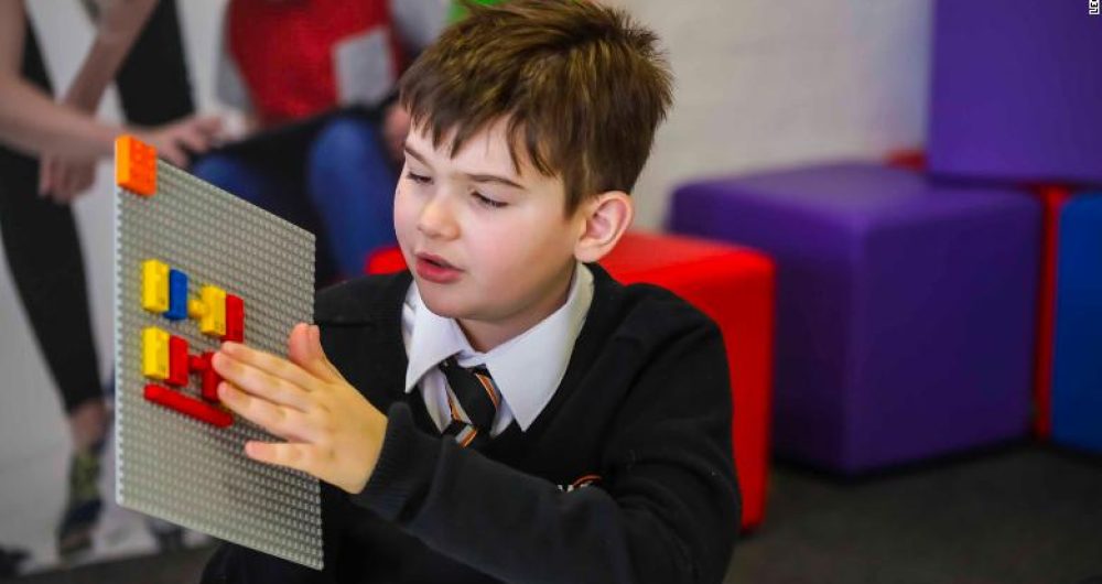 dans-ta-pub-braille-bricks