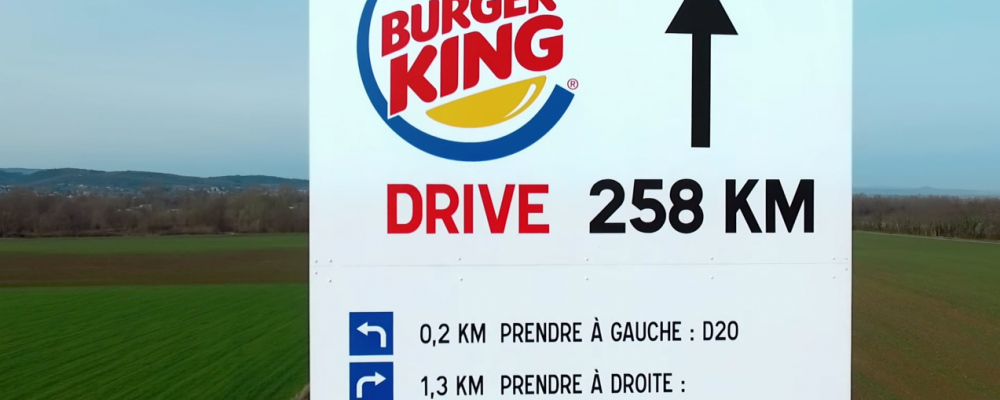 dans-ta-pub-burgerking-mcdonalds-panneau-directionnel-mcdriveking