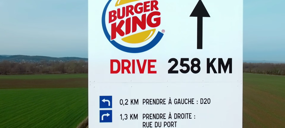 dans-ta-pub-burgerking-mcdonalds-panneau-directionnel-mcdriveking