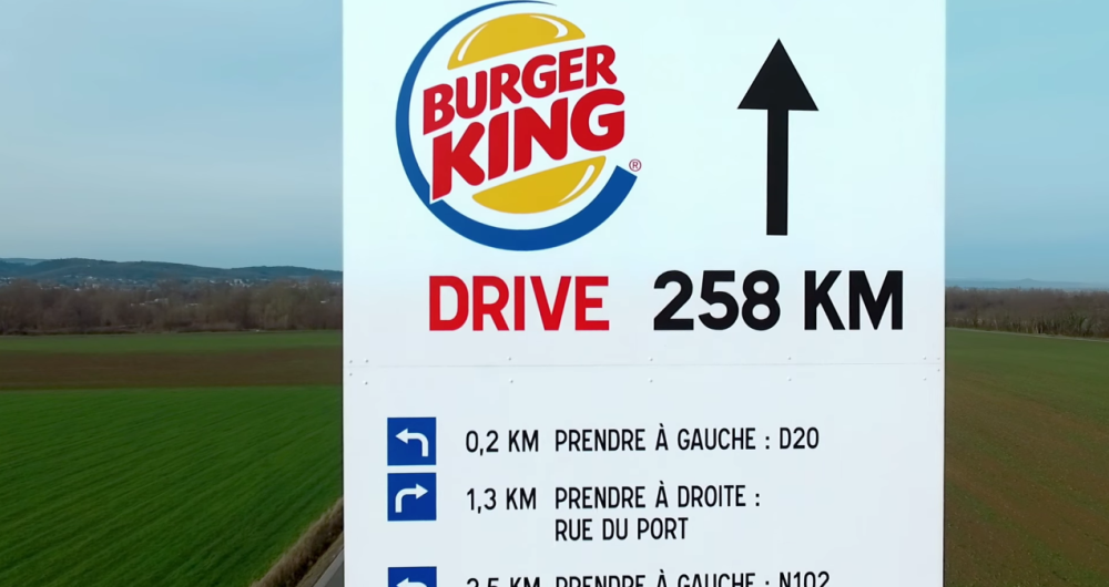 dans-ta-pub-burgerking-mcdonalds-panneau-directionnel-mcdriveking