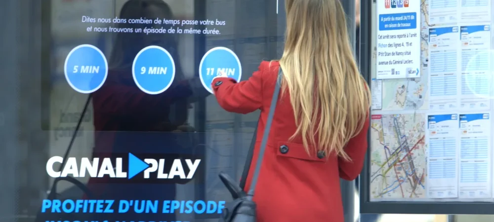 dans-ta-pub-canal-play-buzzman-abribus-ambient