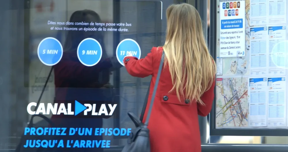 dans-ta-pub-canal-play-buzzman-abribus-ambient