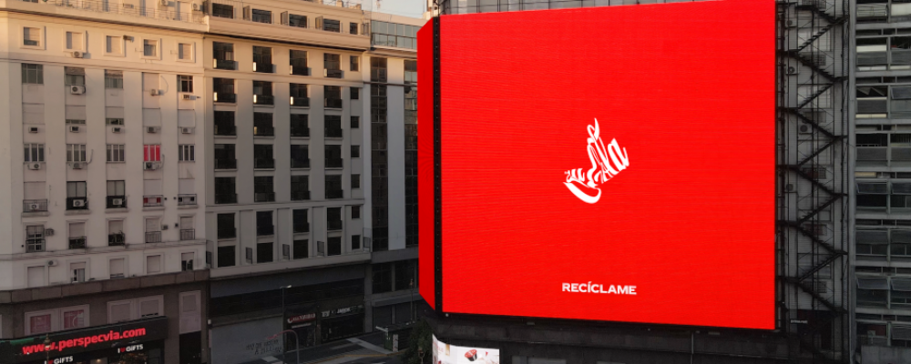 dans-ta-pub-coca-cola-logo-ecrase-recycle-me-1