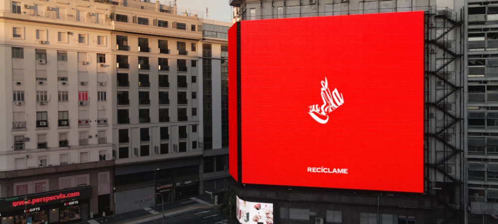dans-ta-pub-coca-cola-logo-ecrase-recycle-me-1