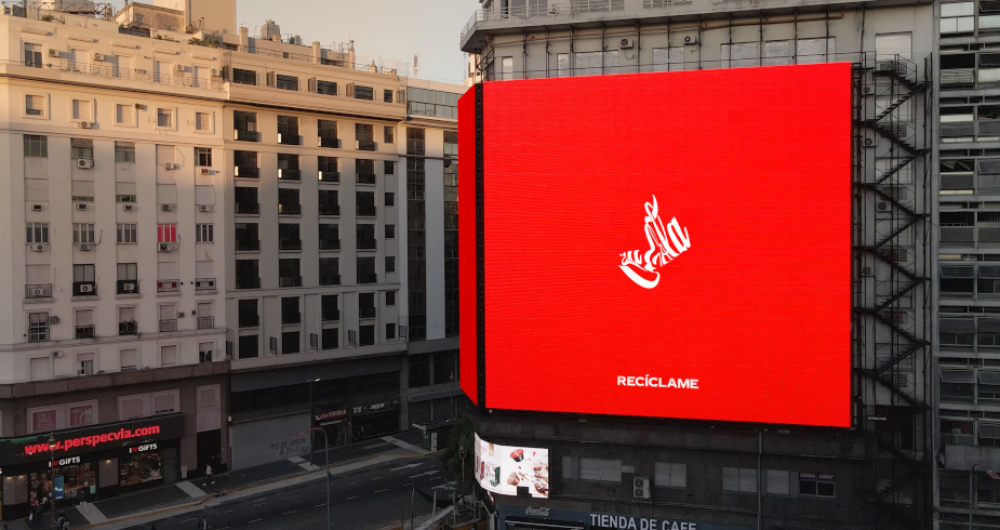 dans-ta-pub-coca-cola-logo-ecrase-recycle-me-1