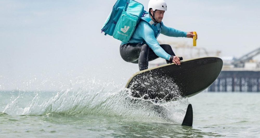 dans-ta-pub-deliveroo-surf-foil-livraison-ete-creme-solaire-2