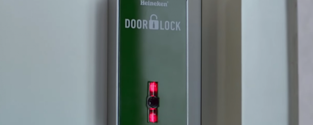 dans-ta-pub-door-lock-heineken-champion-league-football-bière-beer