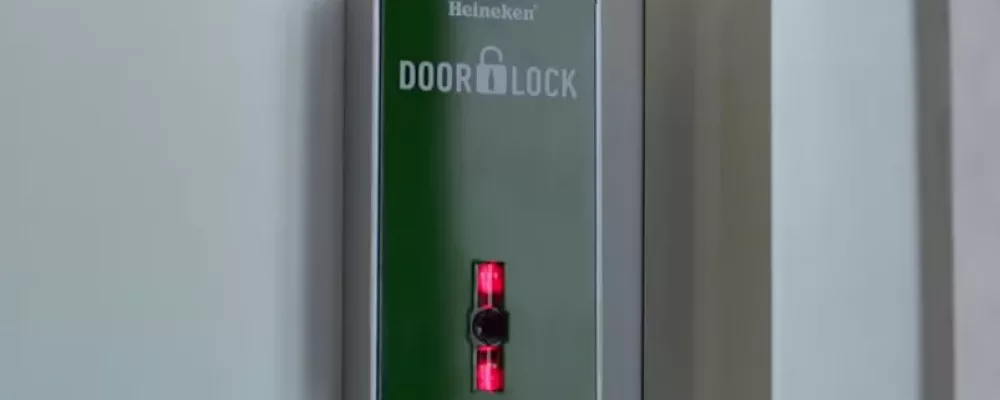 dans-ta-pub-door-lock-heineken-champion-league-football-bière-beer