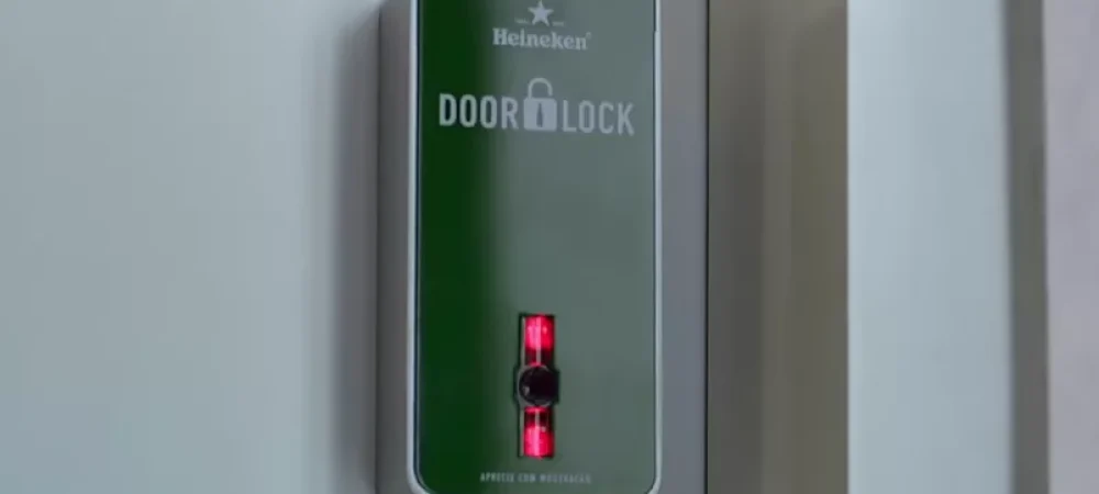 dans-ta-pub-door-lock-heineken-champion-league-football-bière-beer