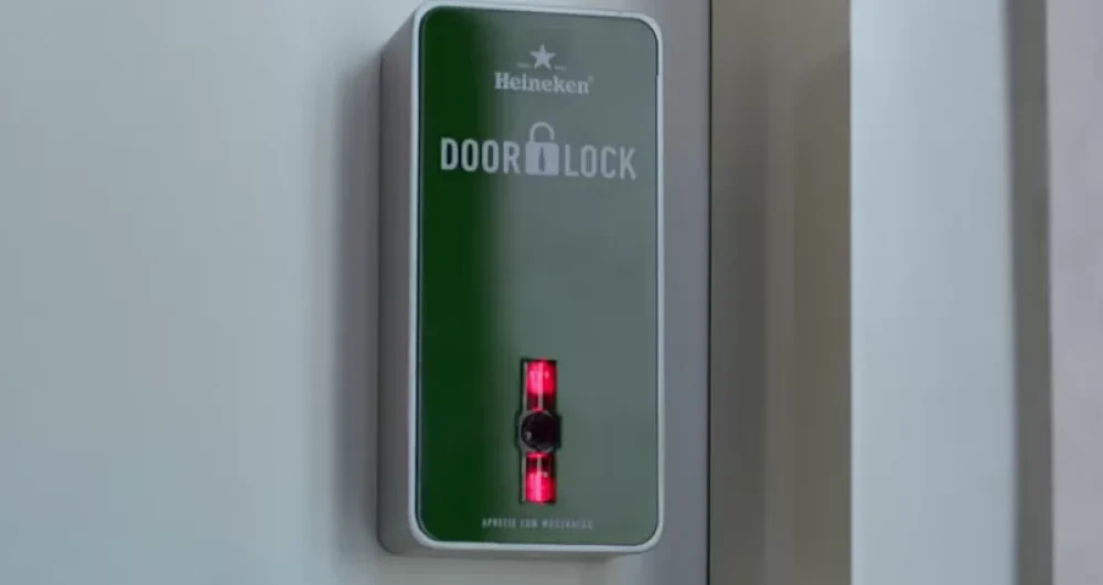 dans-ta-pub-door-lock-heineken-champion-league-football-bière-beer