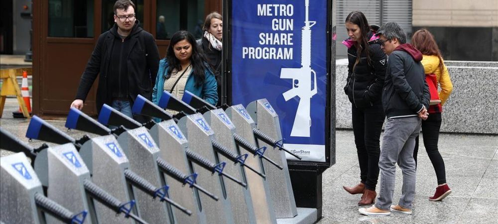 dans-ta-pub-guns-libre-service-chicago-station-free-1