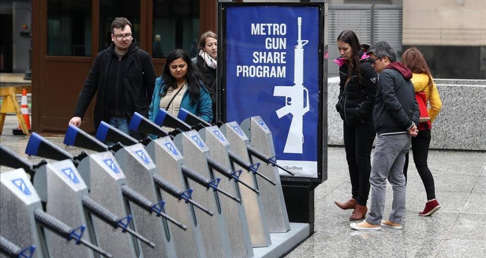 dans-ta-pub-guns-libre-service-chicago-station-free-1