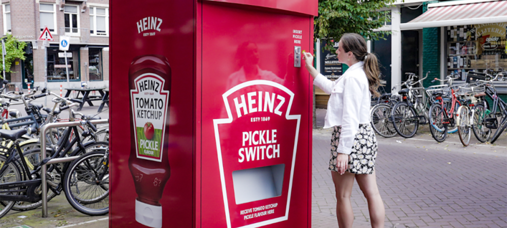 dans-ta-pub-heinz-distributeur-ketchup-cornichons-2