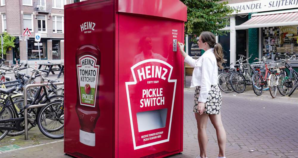 dans-ta-pub-heinz-distributeur-ketchup-cornichons-2