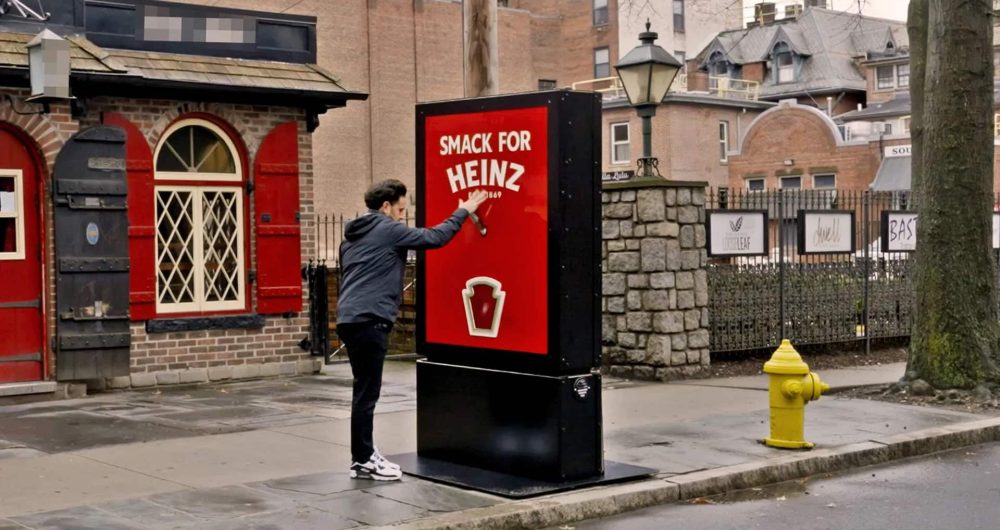 dans-ta-pub-heinz-panneau-publicitaire-distributeur-ketchup-1