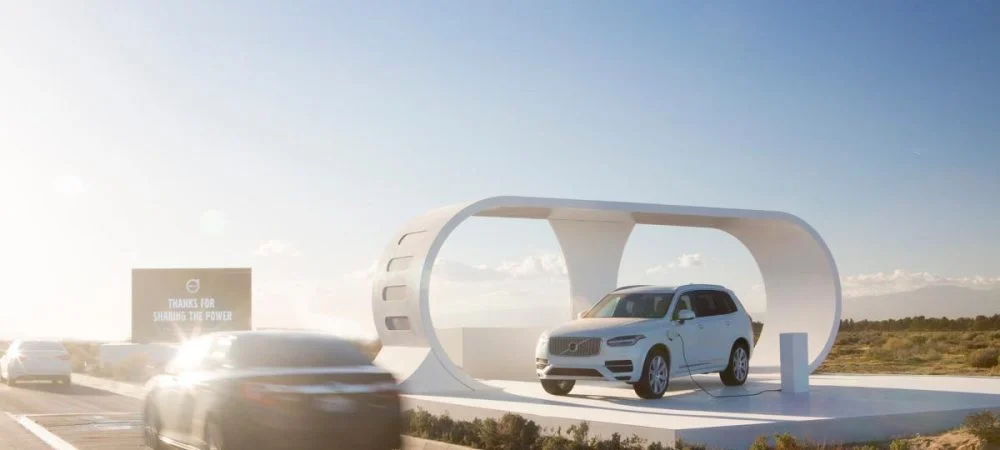 dans-ta-pub-highway-robbery-voiture-volvo-power-station-xc90-t8