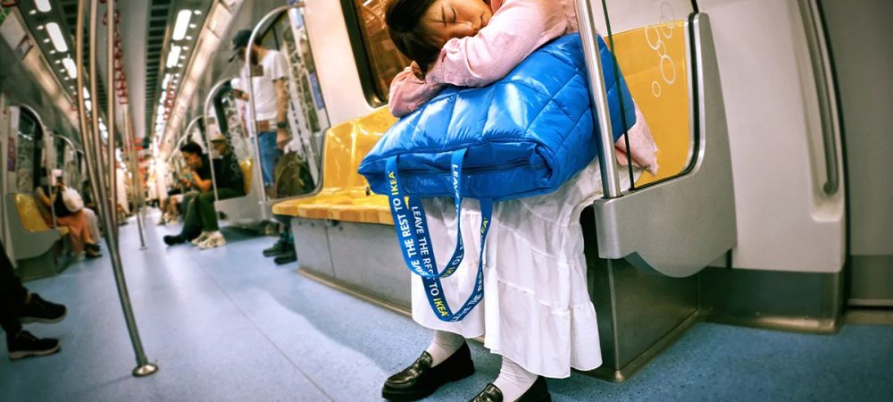 dans-ta-pub-ikea-celebre-sac-bleu-transforme-coussin-1