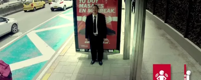 dans-ta-pub-kit-kat-affichage-billboard-massage-bogota-jcdecaux-jwt-colombia