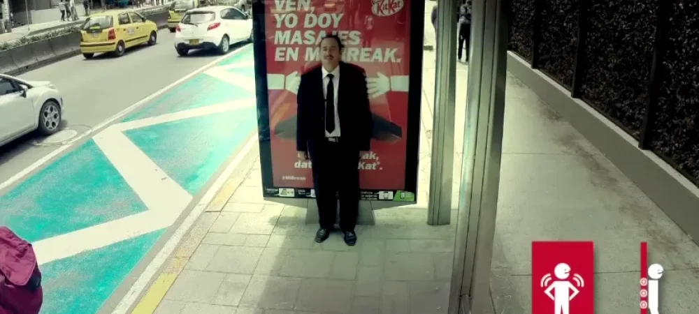 dans-ta-pub-kit-kat-affichage-billboard-massage-bogota-jcdecaux-jwt-colombia